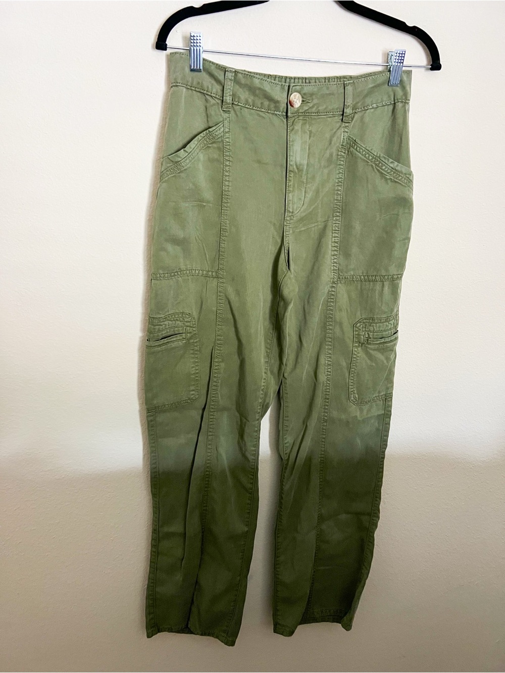 Maurices olive green women’s straight leg cargo pants size 4 regular